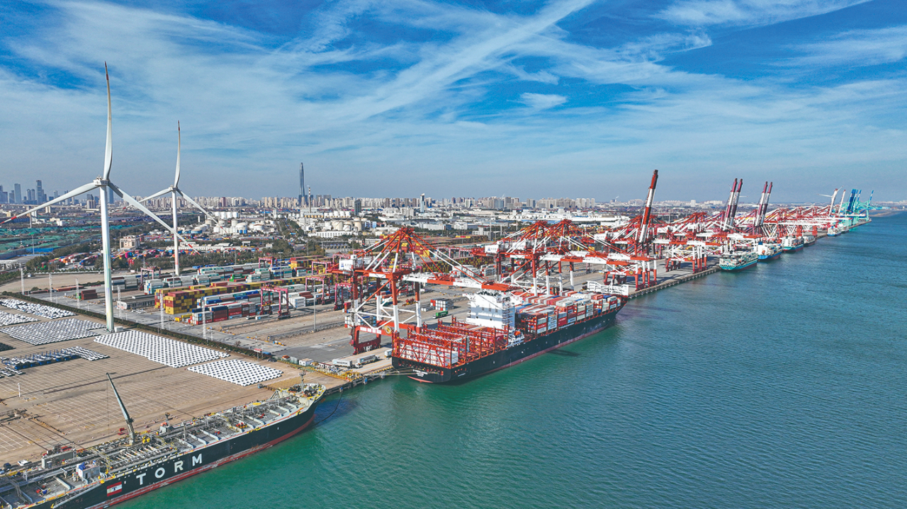 11月13日多艘集装箱货轮停靠在天津港欧亚国际集装箱码头