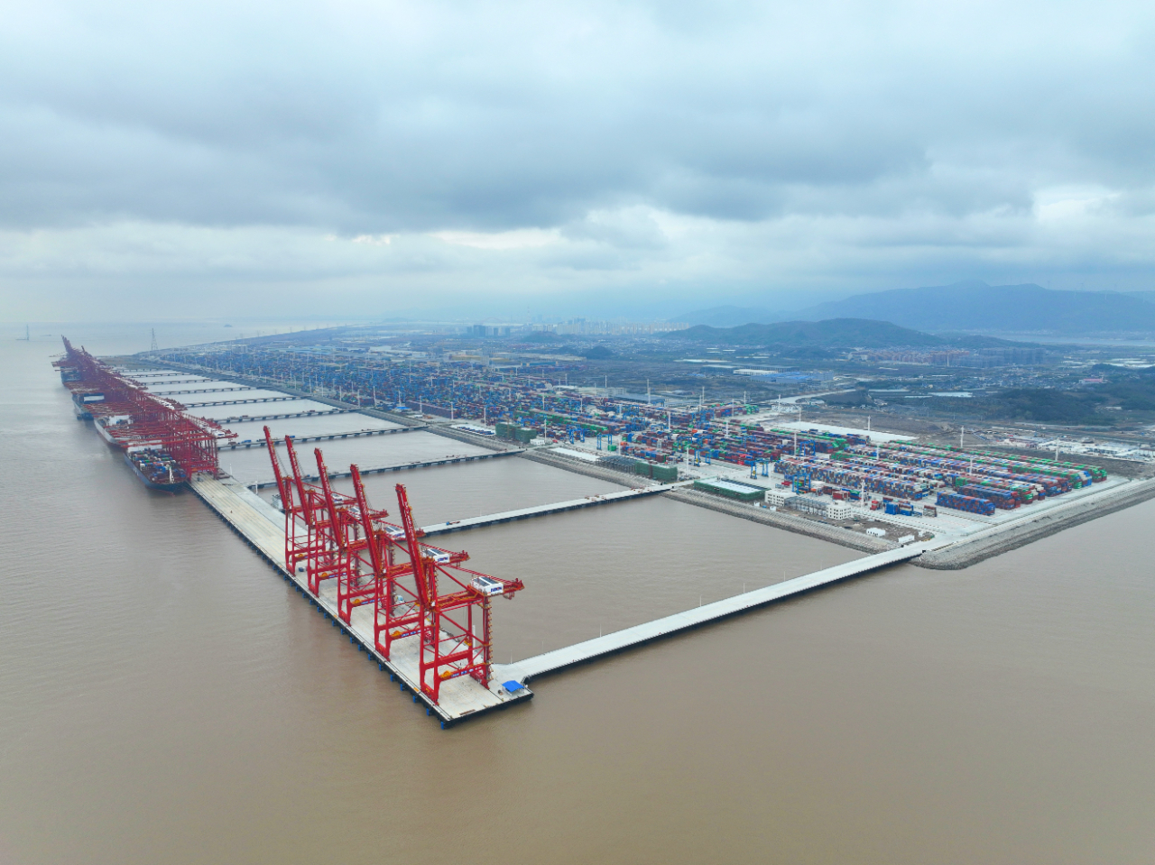 宁波舟山港第二个千万箱级集装箱泊位群全面建成
