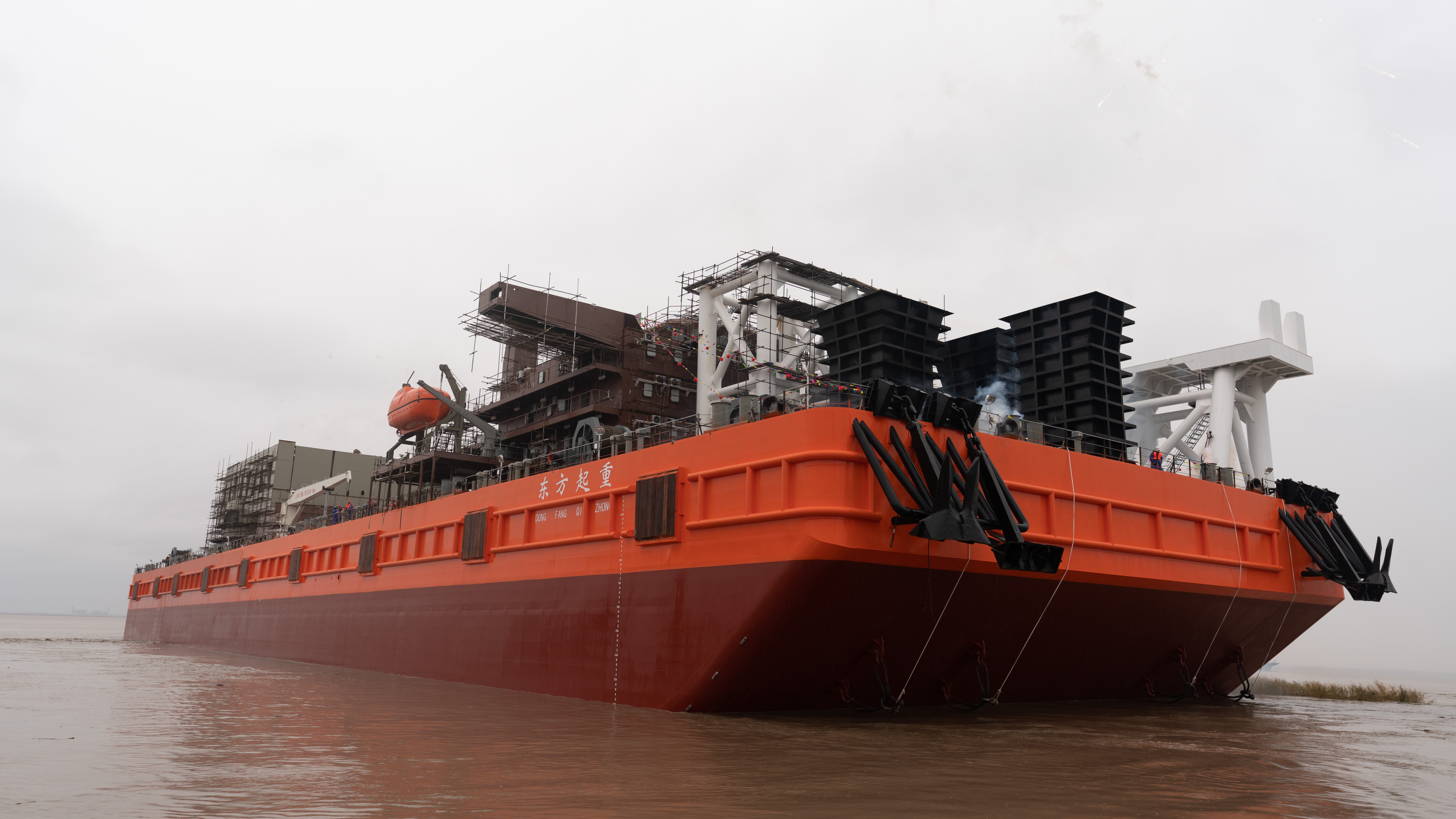 江苏省地方船舶检验最大的全回转起重船下水 "开篇之作"彰显"苏沪船检