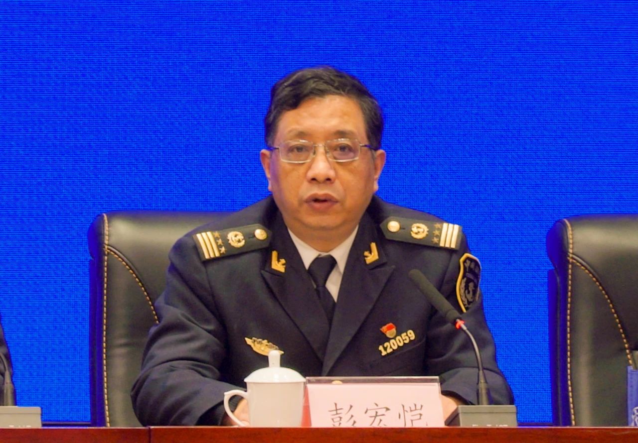 长江海事局船舶监督处副处长彭宏恺:感谢这位记者对长江客运的关注.