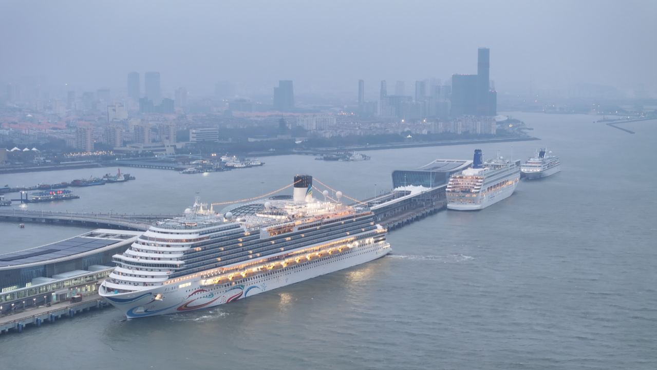 据介绍,吴淞口国际邮轮港地处上海港最繁忙的水域,码头前沿小型船舶