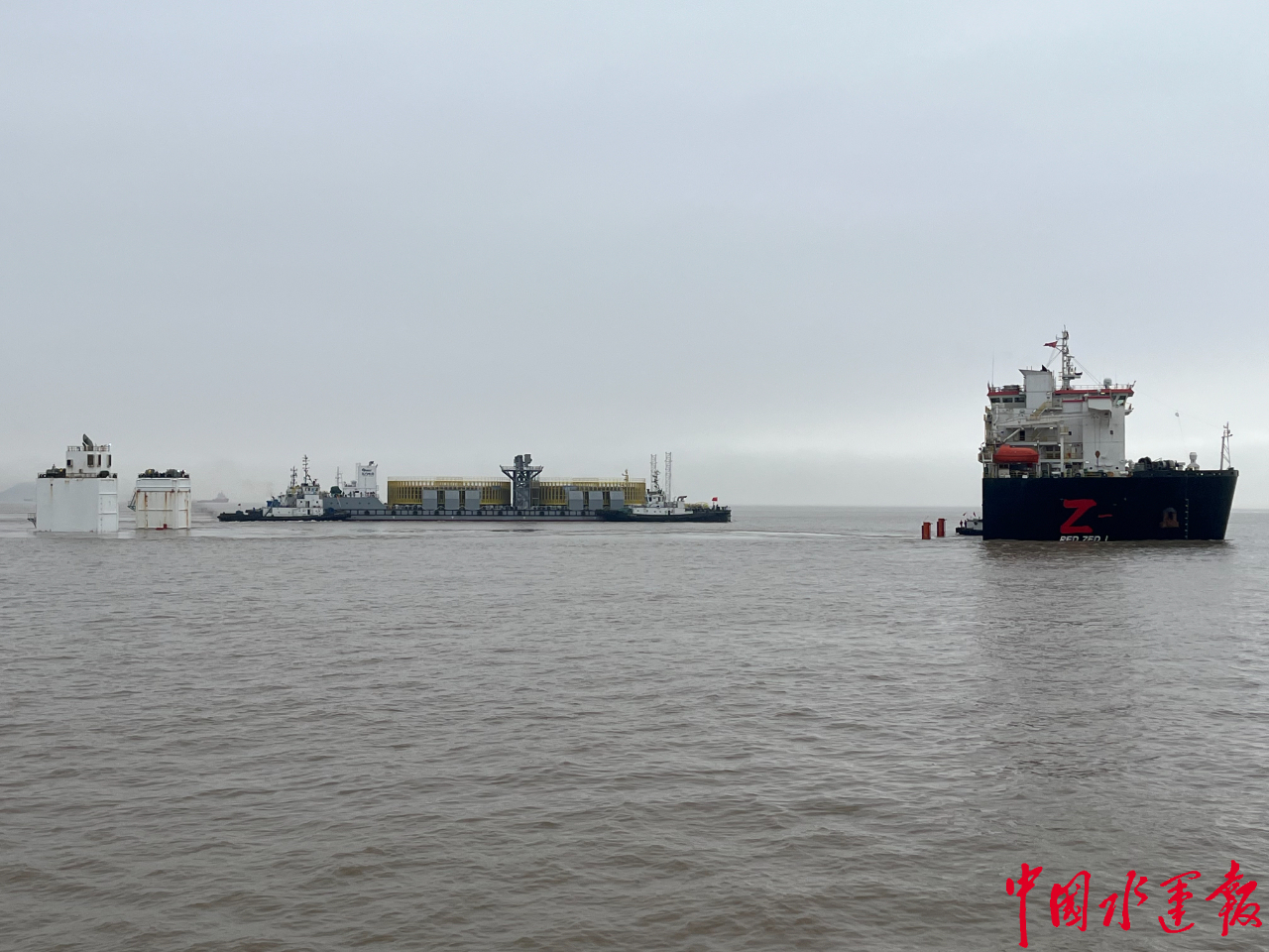 舟山海事保障大型半潜驳船到港作业