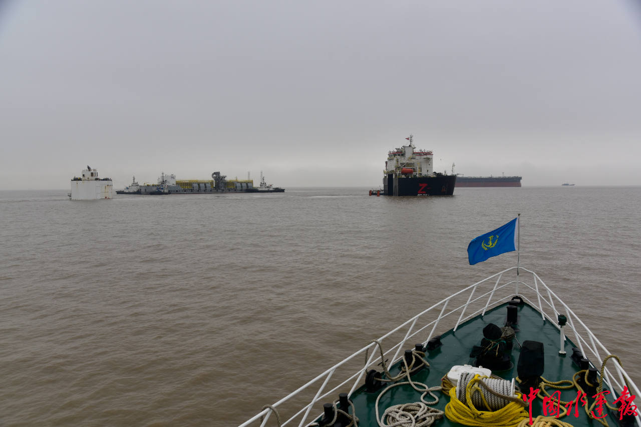 舟山海事保障大型半潜驳船到港作业