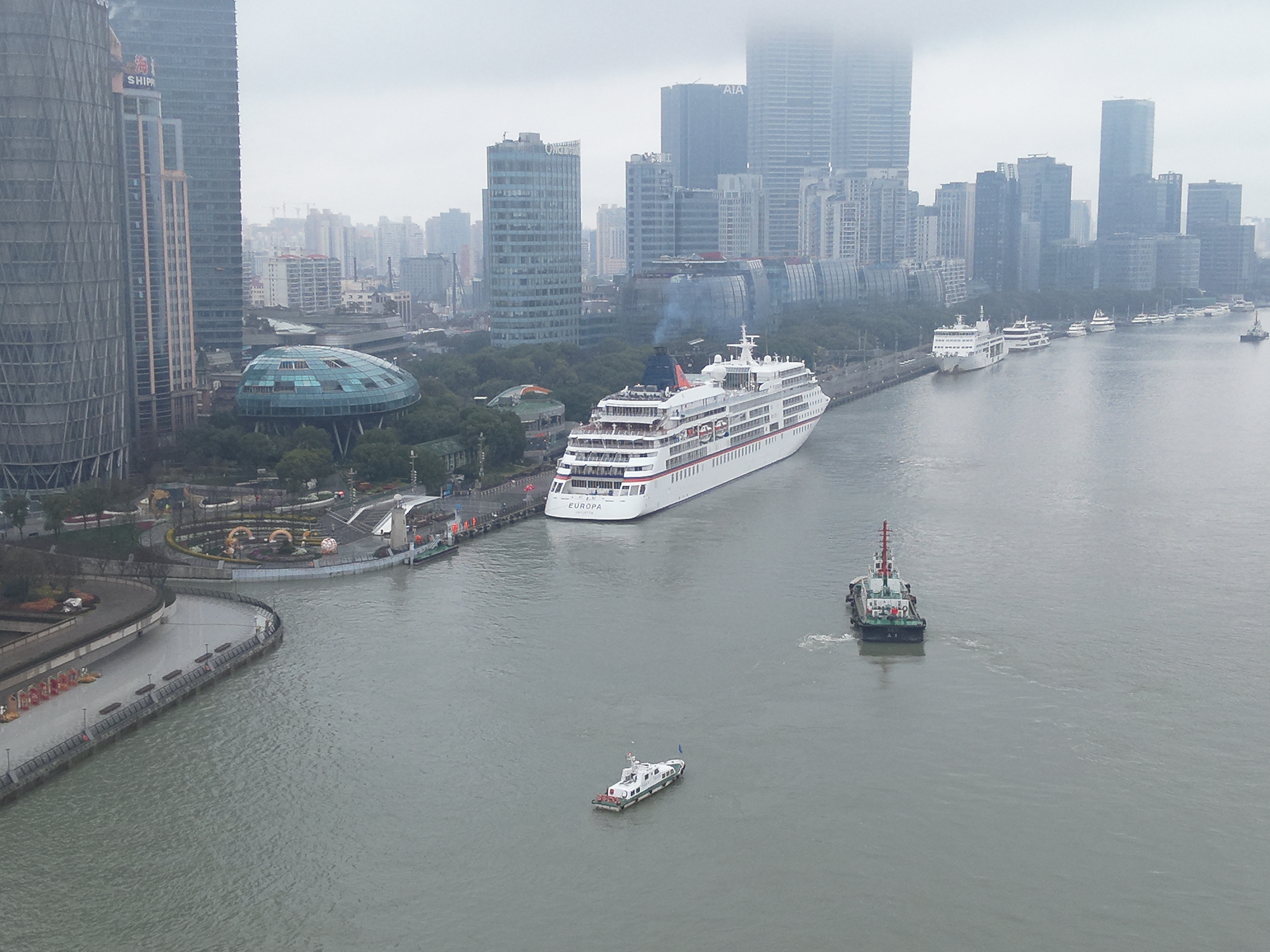 北外滩龙年首艘邮轮欧罗巴号靠泊黄浦海事精心护航