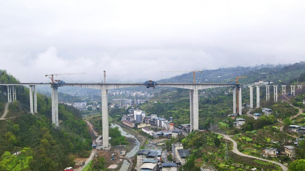 该项目的建成,将极大地促进红池坝及沿线旅游资源的开发,推动渝东北
