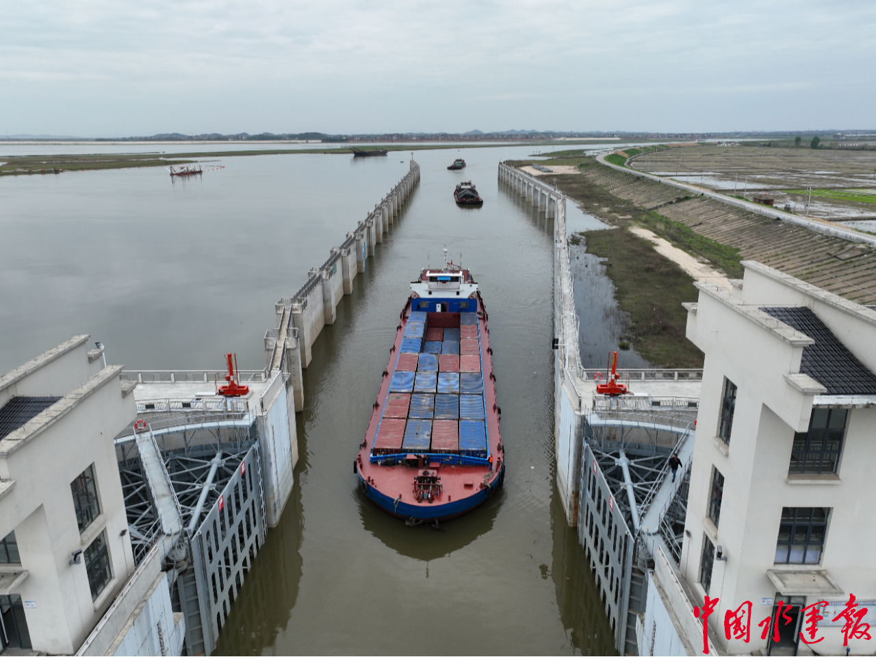 信江流域迎来首艘集装箱船舶