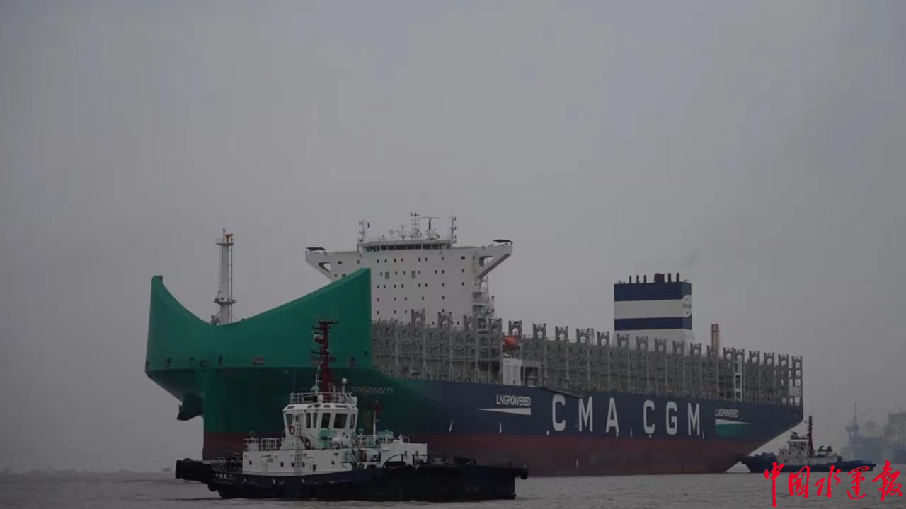 崇明海事局全力保障13000teu双燃料动力大型集装箱船达飞帕拉蒂号成功