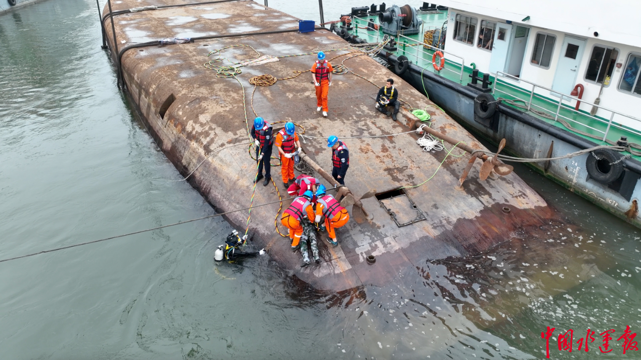 长江航道局开展长江干线首次翻扣船舶被困人员搜救实战演练