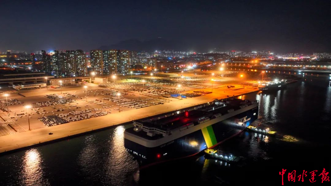 大连汽车码头迎开港最大滚装船