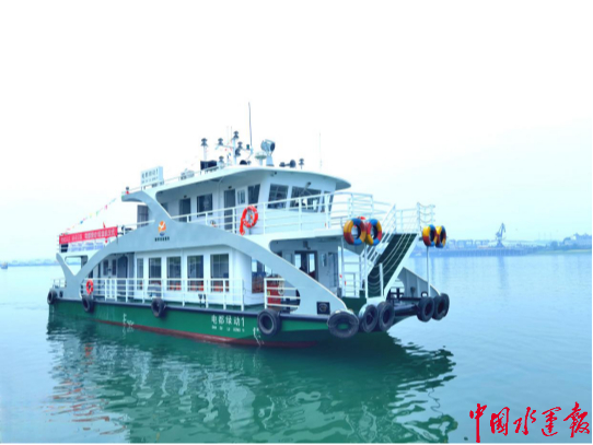 长江内河首艘纯电动双体港口作业船舶在宜昌投用