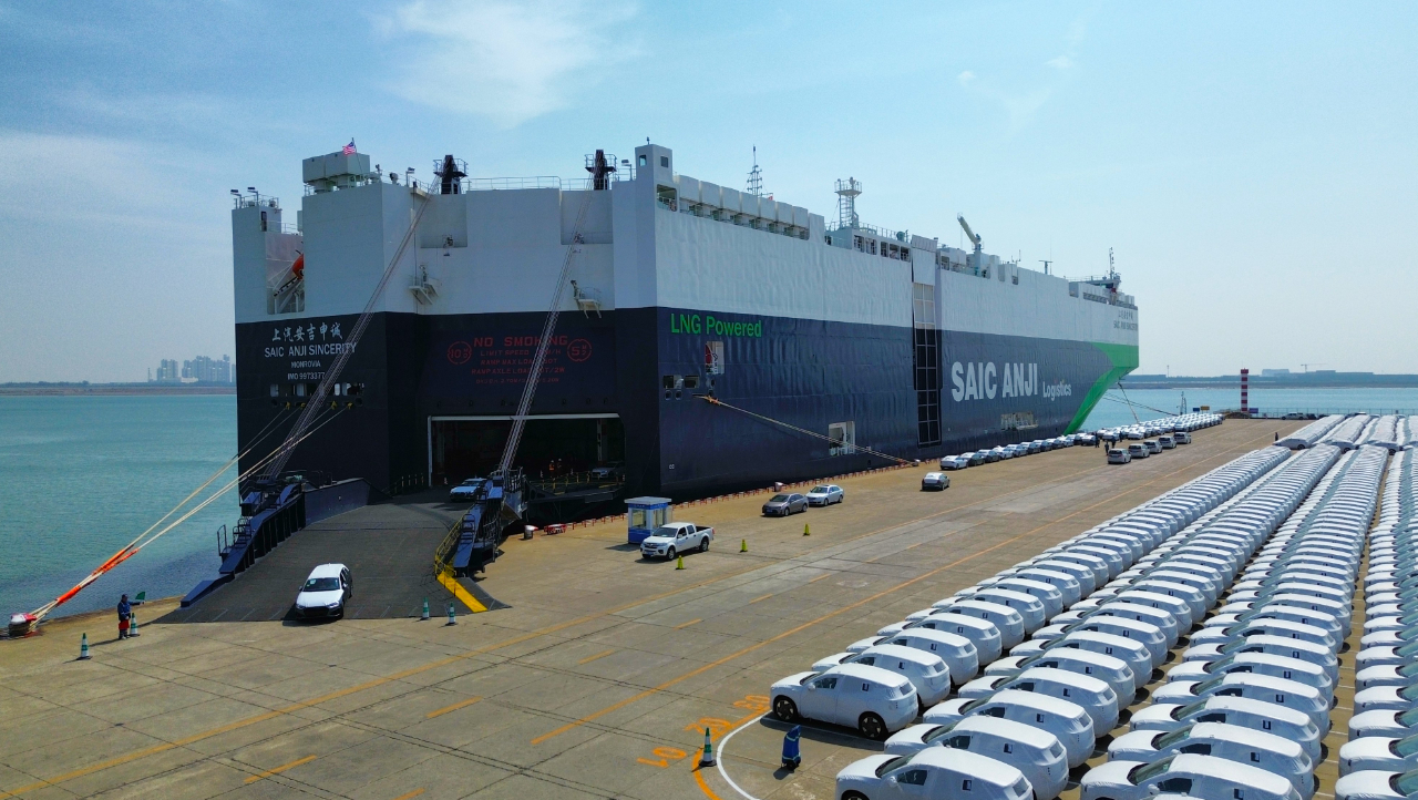 上汽安吉申诚"号远洋滚装船首次靠泊天津港环球滚装码头