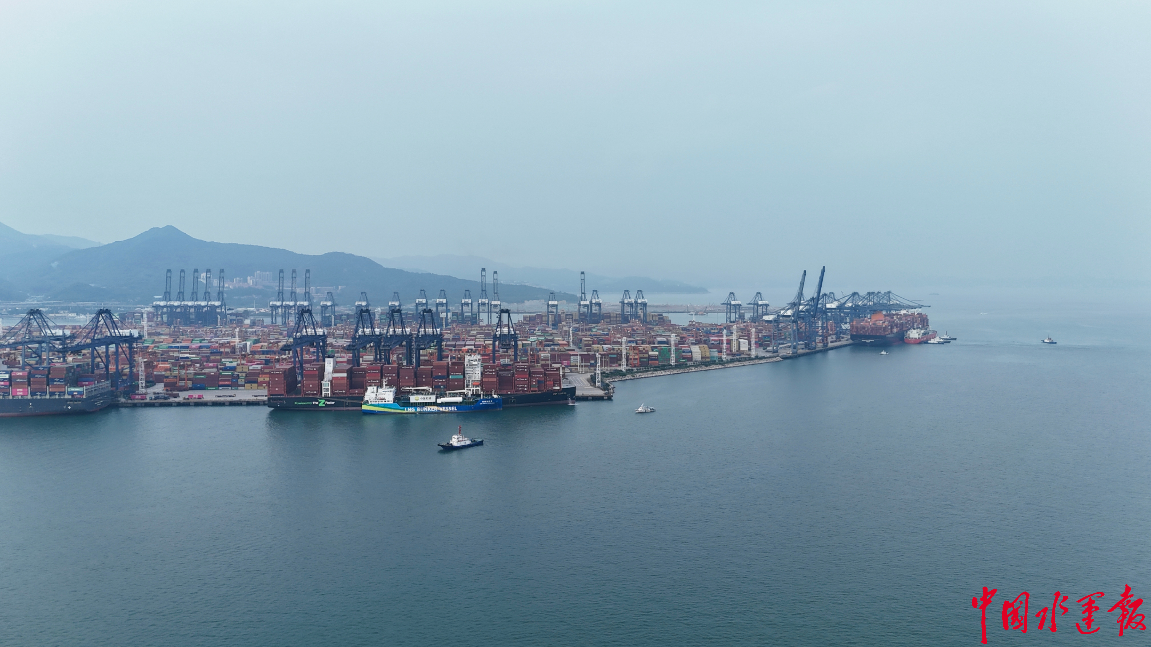 国内首次!深圳盐田港顺利开展国际航行船舶lng燃料"一港双船"同时加注