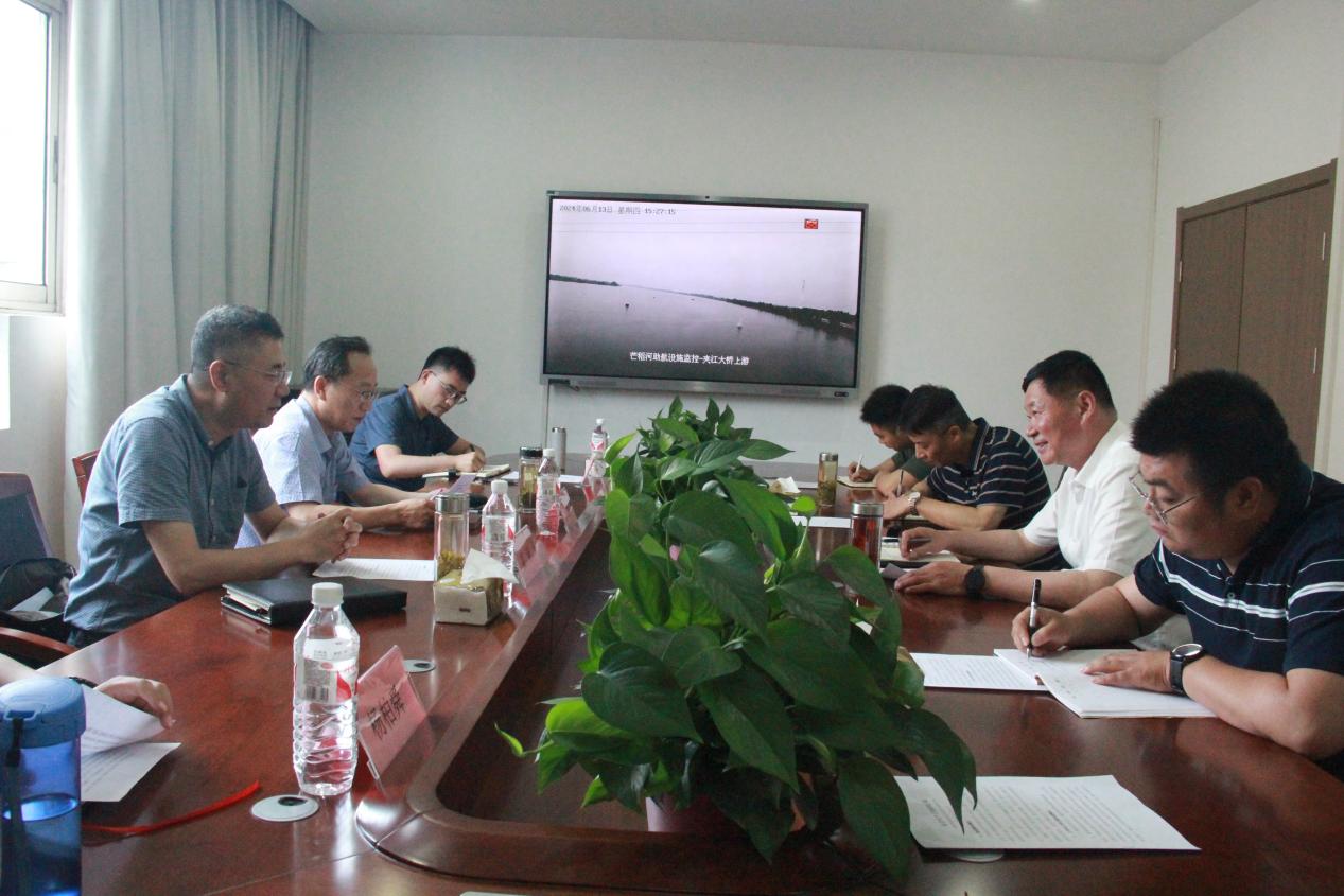 张岳斌一行实地查看了芒稻河航道,沿途重点查看了夹江大桥桥区水域10