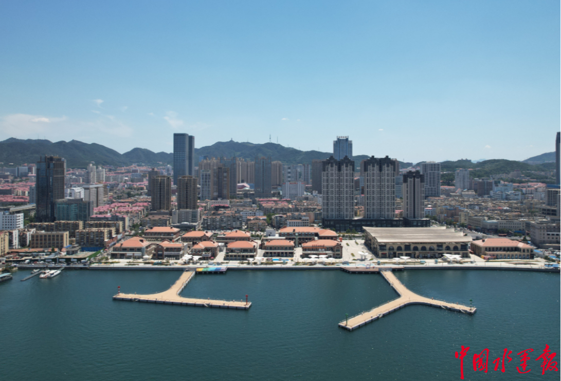 今年,北方首个国家级桨板赛事在芝罘湾广场码头开赛