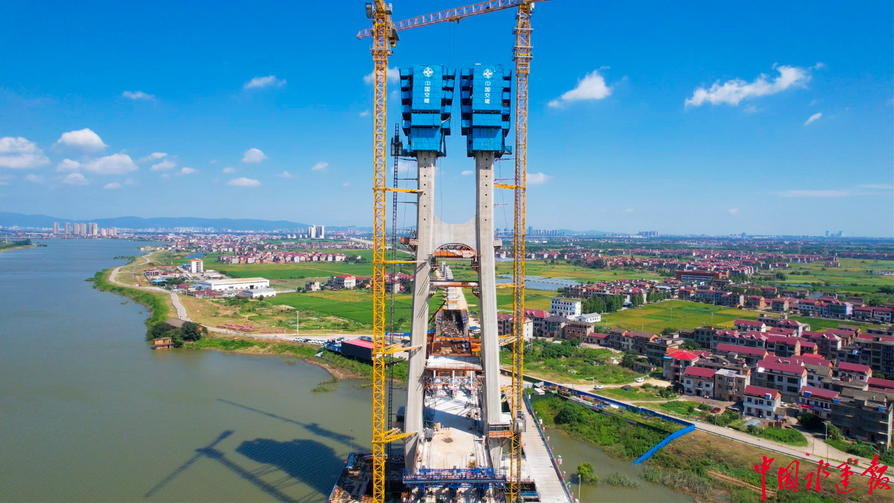 具有体系转换频次高,结构工序复杂等特点,大桥采用塔梁固结的结构形式