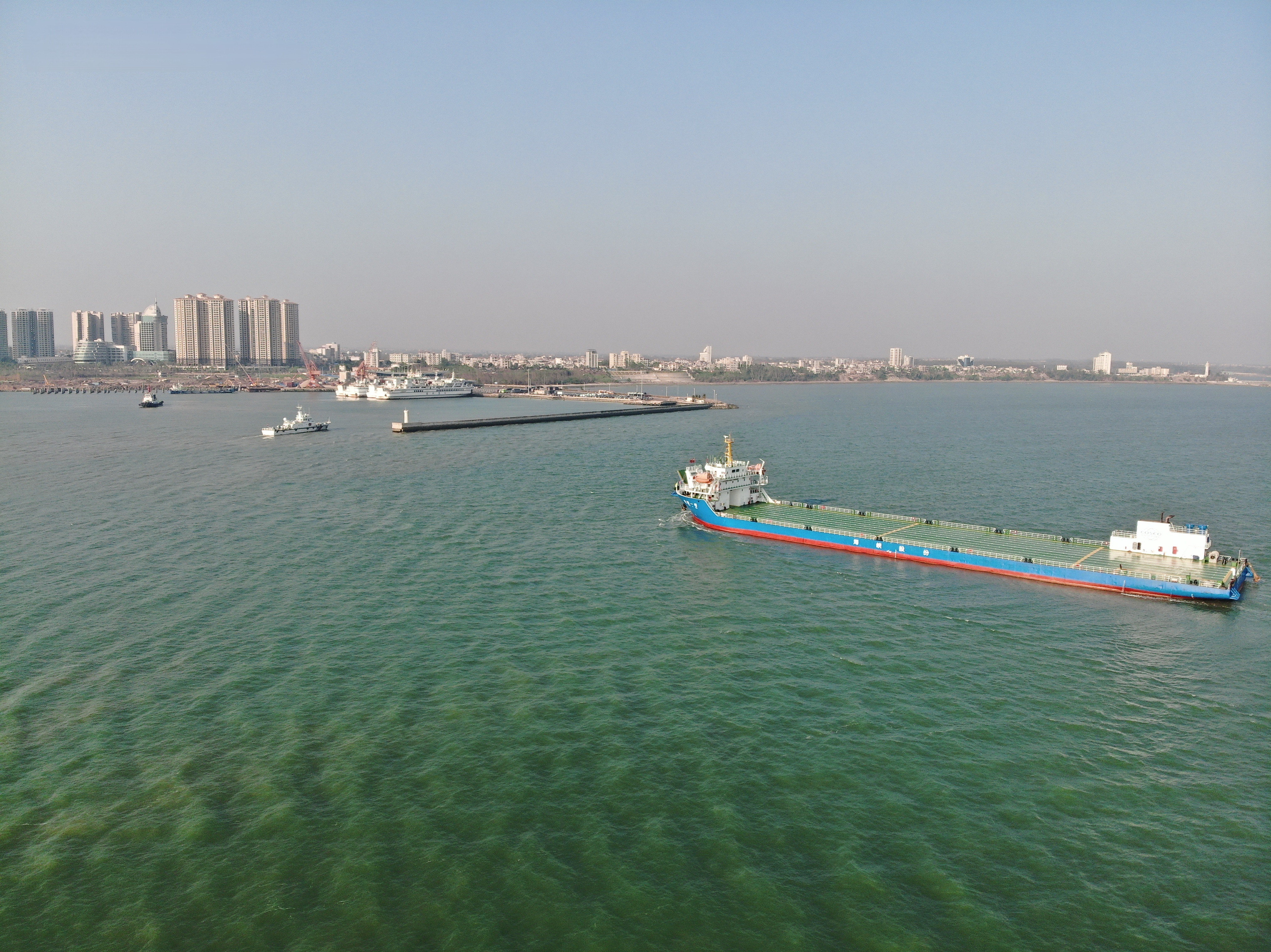 琼州海峡首艘专门运输新能源汽车船舶成功试靠海安新港
