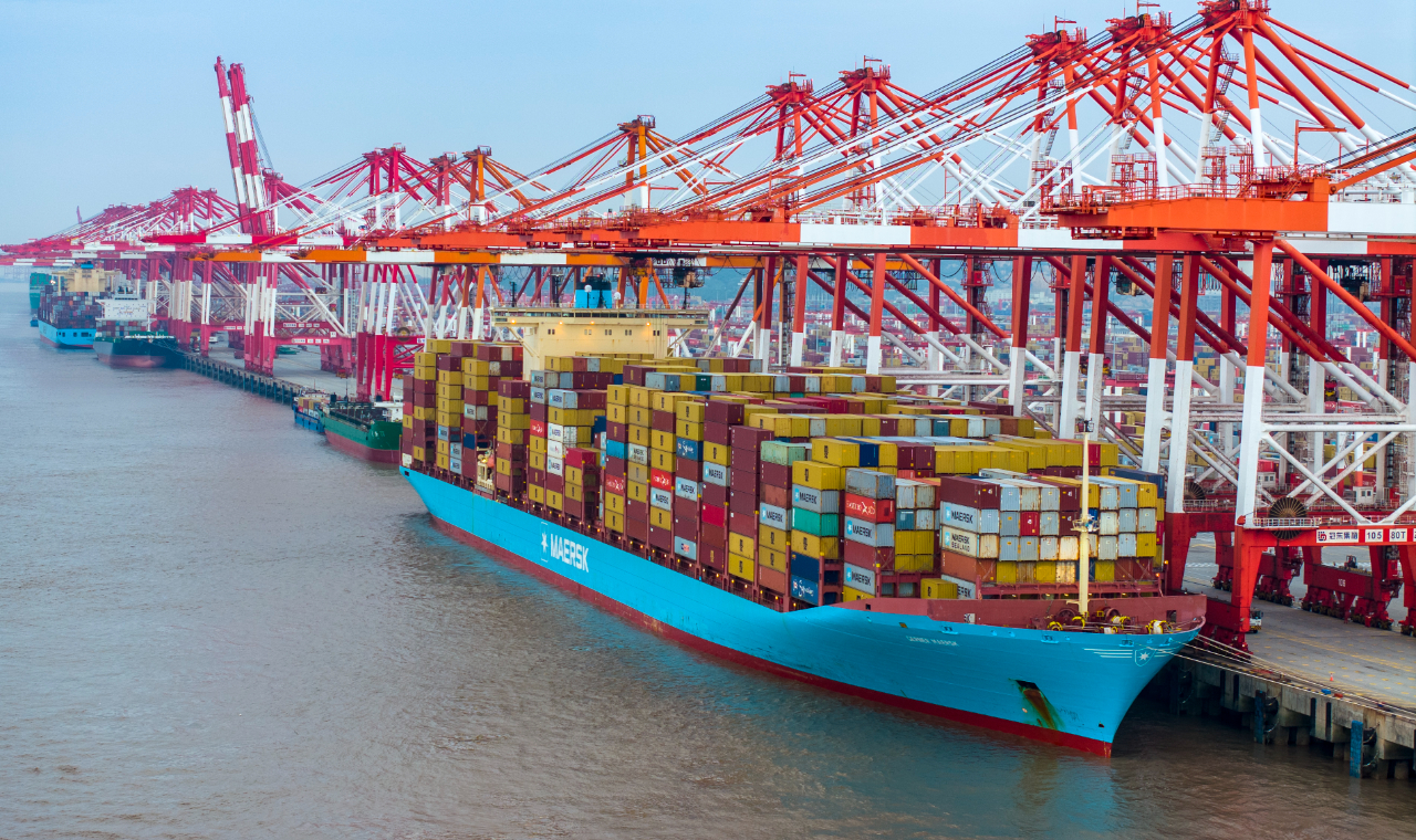 桥吊林立的上海港洋山深水港区作业繁忙有序--中国水运网