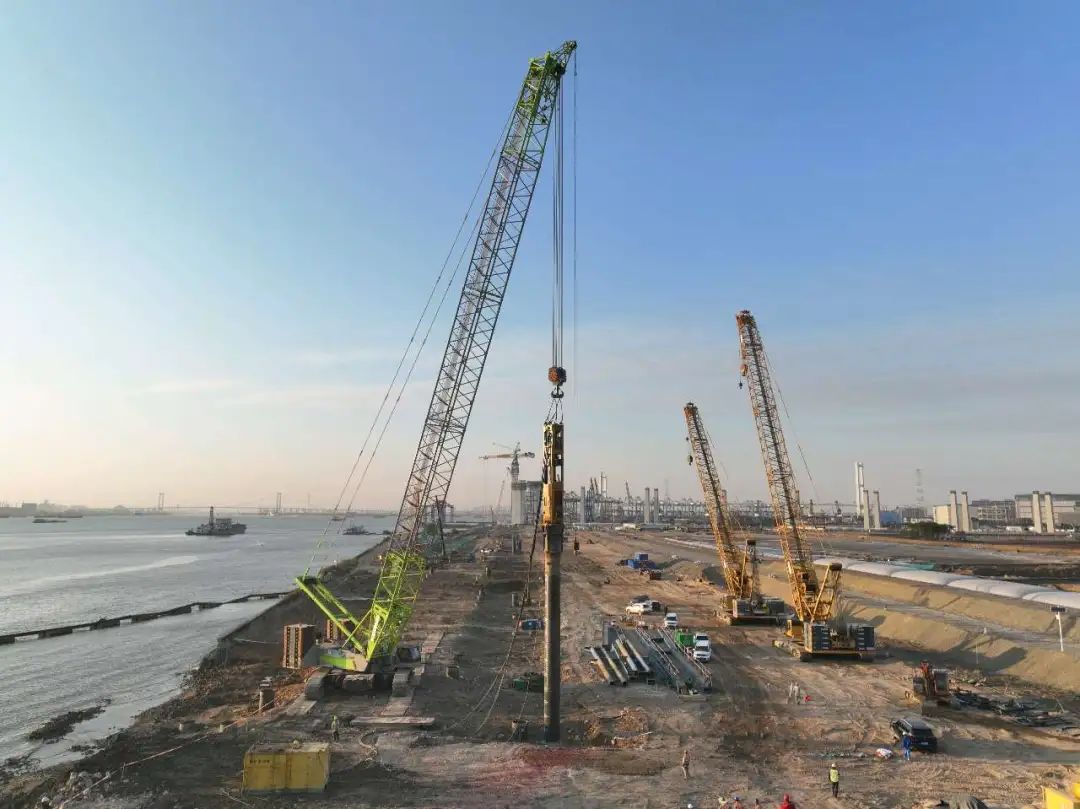 东莞港沙田港区四期工程提前完成钢管桩沉桩施工