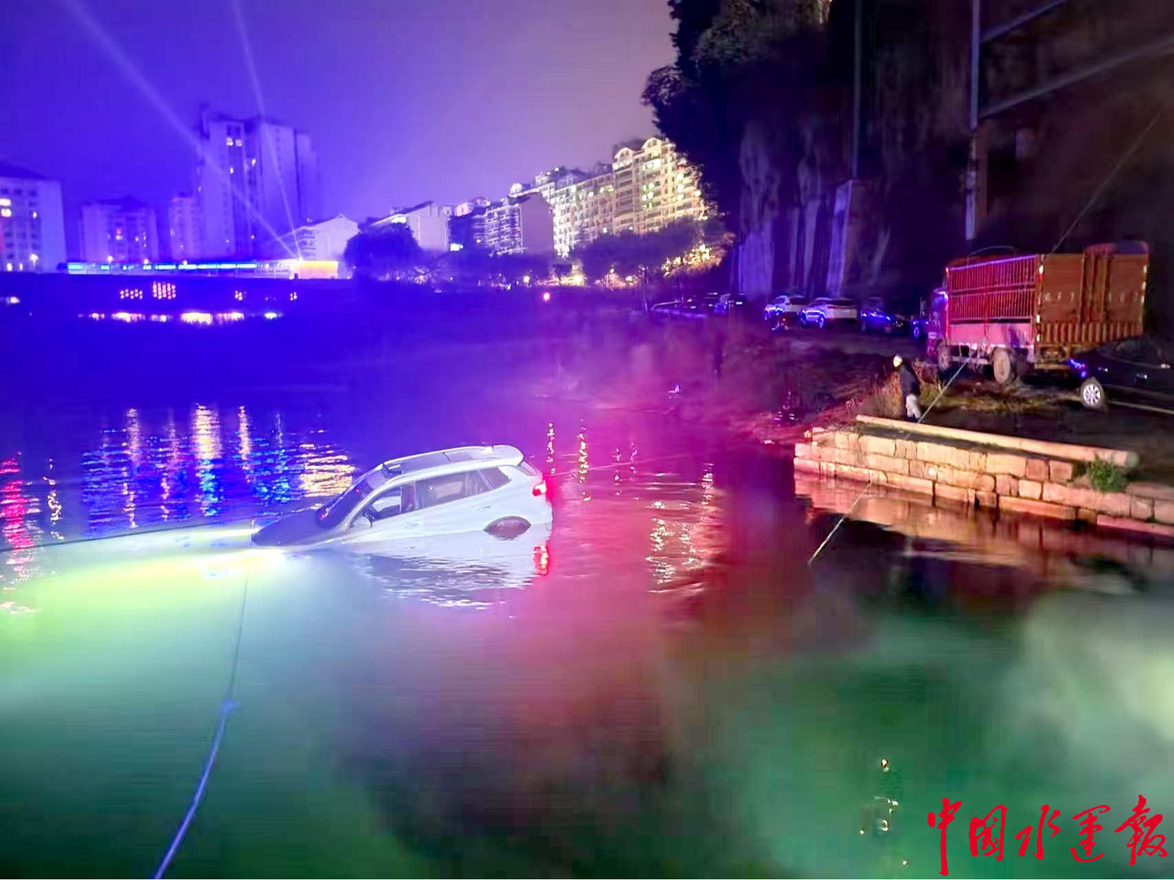航道职工寒夜救起落水男子