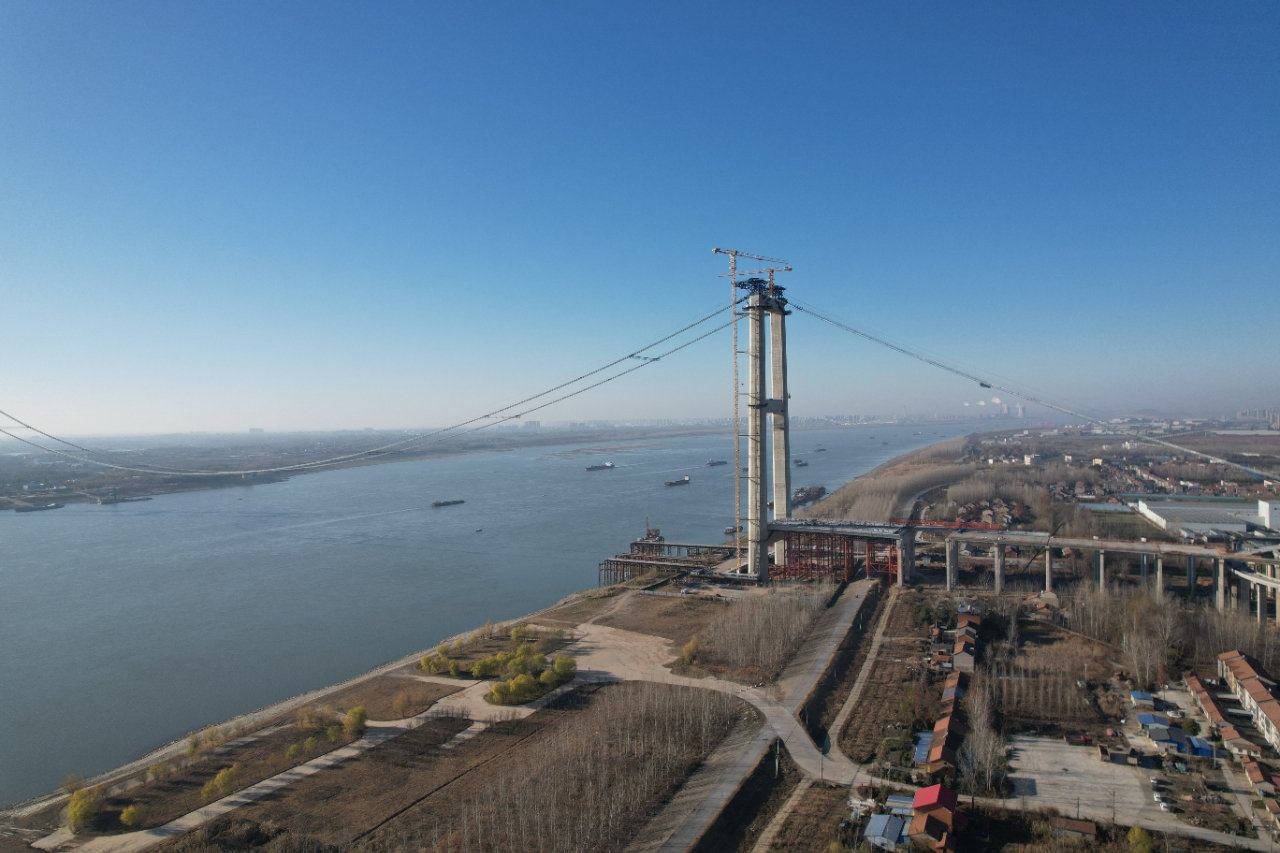 长江上最宽钢箱梁悬索桥猫道全线贯通