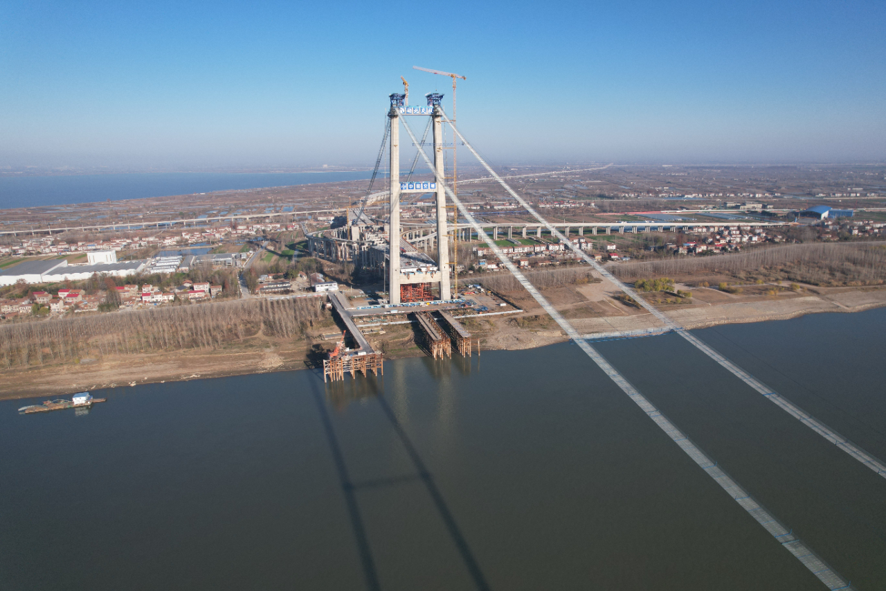 长江上最宽钢箱梁悬索桥猫道全线贯通
