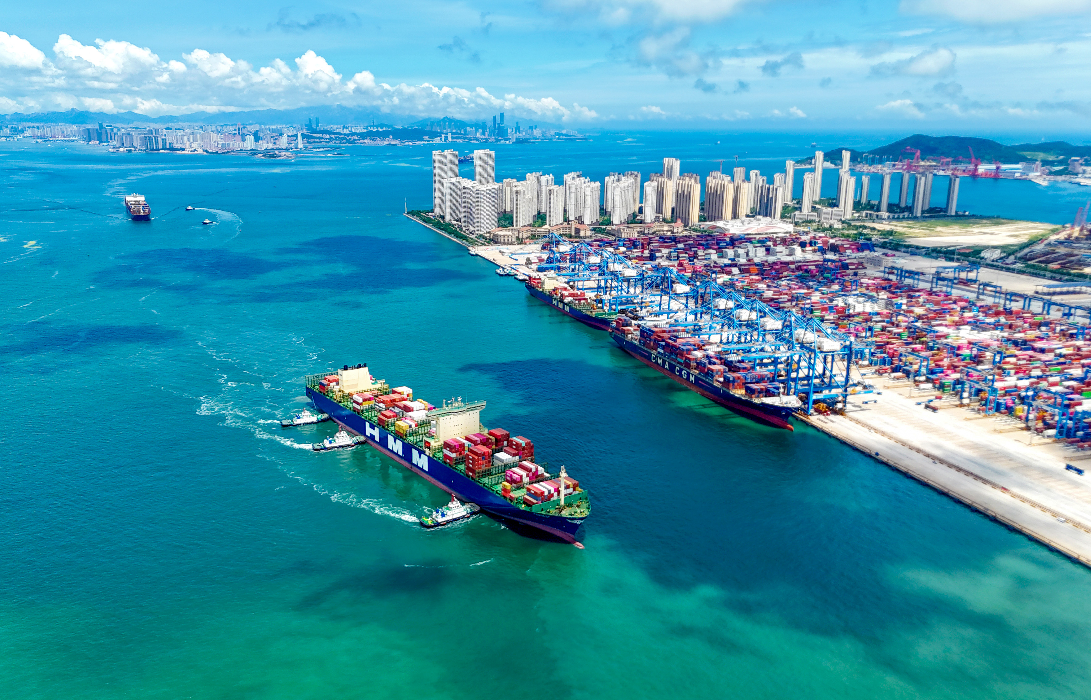 今年1-6月份,山东港口青岛港新增集装箱航线11条,国际中转通道6条,海